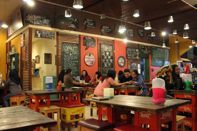 Bertabur Makanan Lezat, 9 Tempat Kuliner Malam Bekasi.