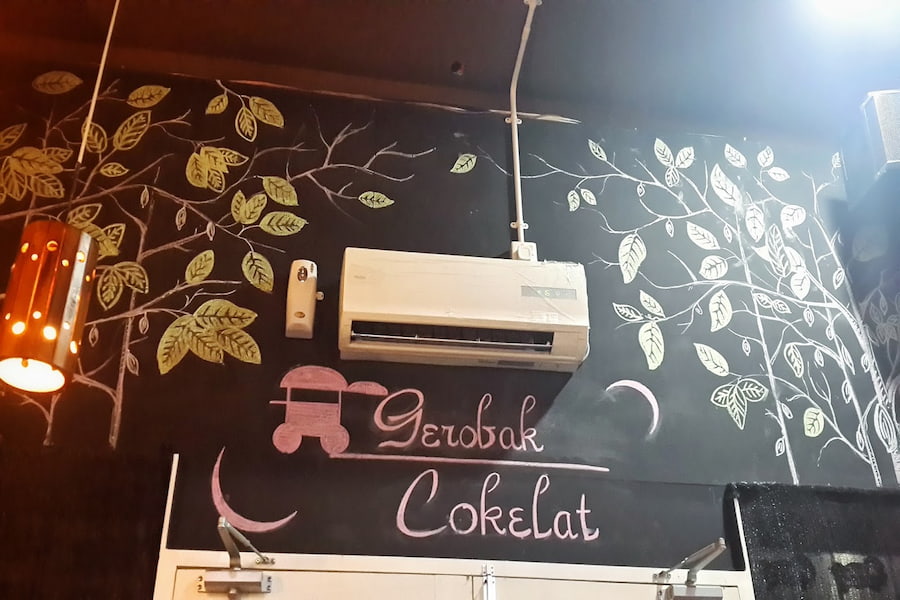Cafe Gerobak Cokelat (sumber: asiknyaberbagipku)