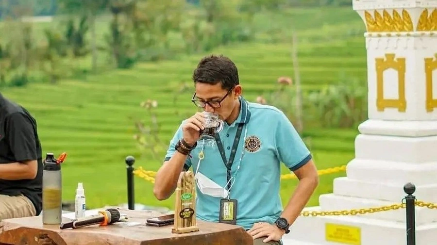 Sandiaga Uno sedang Menikmati Kopi Ingkar Janji (@kotajogja.official on Instagram)