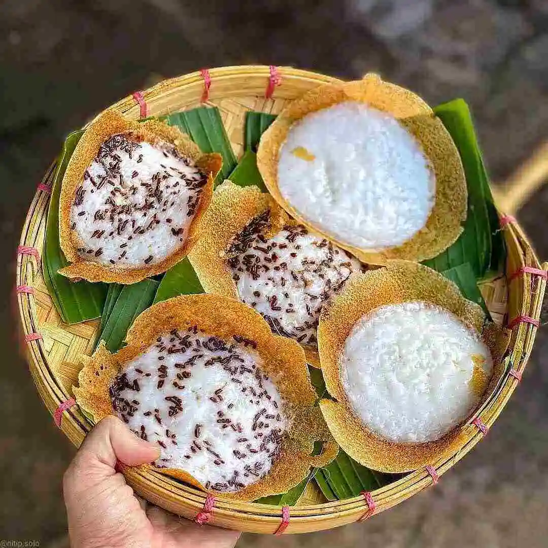 Serabi Notosuman Topping Meses Coklat (@miss.culinary88 on Instagram)