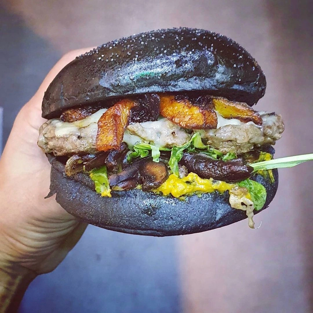 Burger Black Charcoal (arlaprofrance on Instagram)